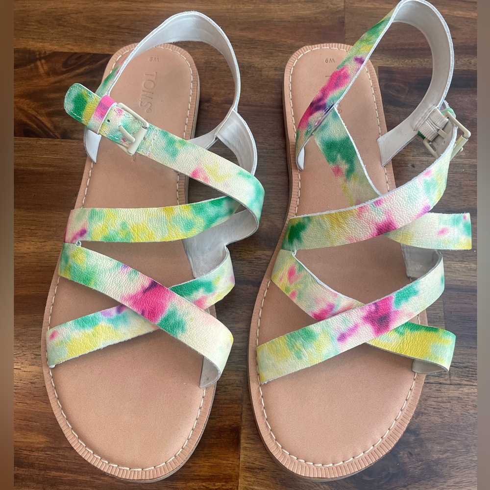 Toms women’s strappy flat sandals, size 9, great condition/worn once